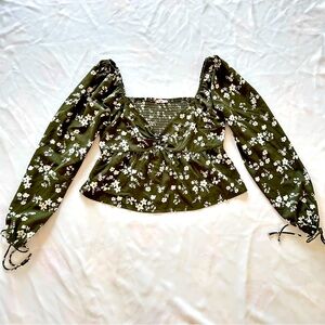 NWOT Large Mi Amor Francesca’s Forest Green Crop Top Floral Wrist Cuff Kelly